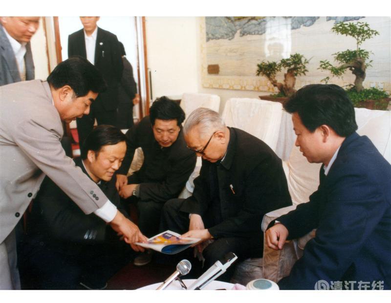 1988年4月,全國政協主席李先念在宜昌聽取清江開發匯報 1988年4月,全國政協主席李先念在宜昌聽取清江開發匯報