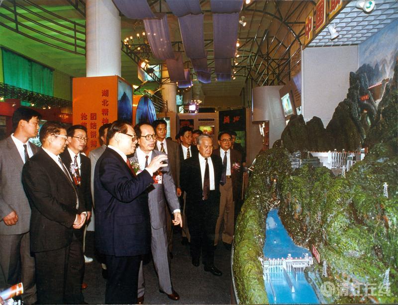 1997年9月,中共中央總書記江澤民參觀清江梯級開發模型 1997年9月,中共中央總書記江澤民參觀清江梯級開發模型