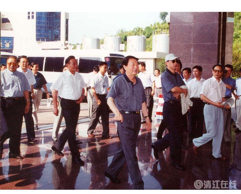 2001年7月,國務院總理朱镕基、副總理吳邦國視察清江 2001年7月,國務院總理朱镕基、副總理吳邦國視察清江