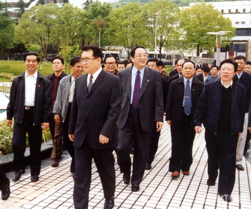 2003年5月,中共中央政治局常委李長春視察清江 2003年5月,中共中央政治局常委李長春視察清江