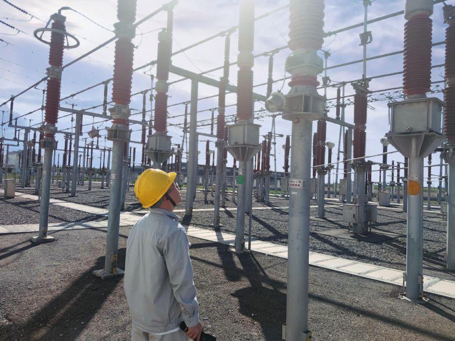 電氣巡檢王鑫檢查避雷器指示器動作次數(攝影:任林春) 電氣巡檢王鑫檢查避雷器指示器動作次數(攝影:任林春)