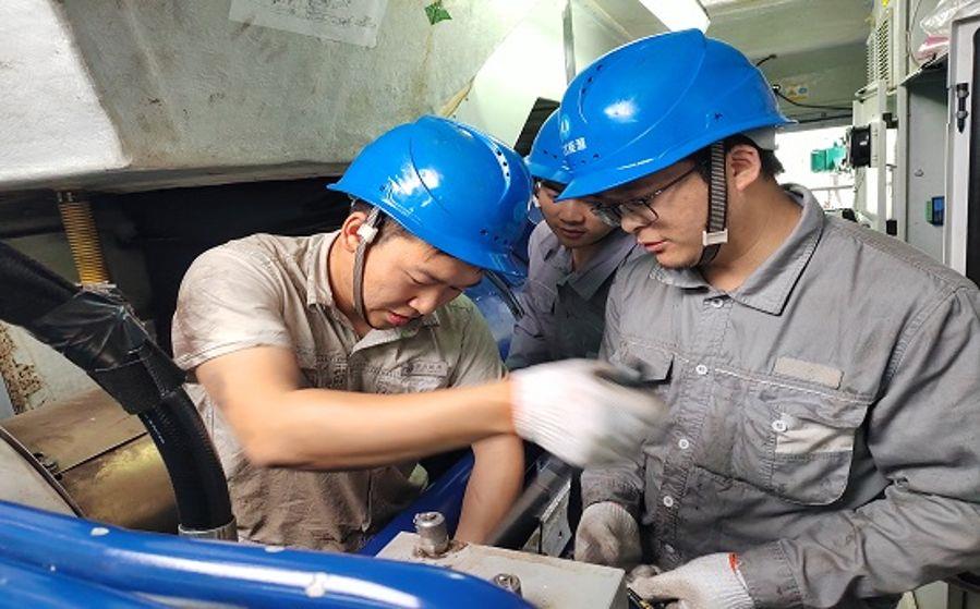 檢修人員正在處理風機變槳系統故障(攝影:劉運樓) 檢修人員正在處理風機變槳系統故障(攝影:劉運樓)