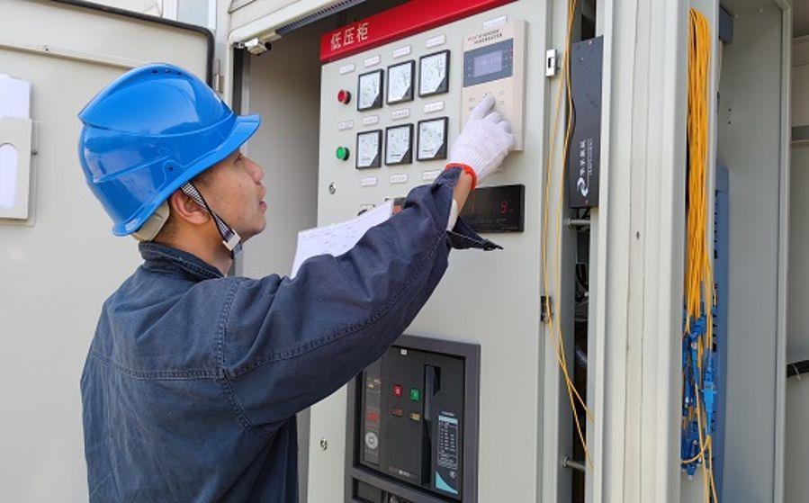 湖北省技術能手白樂在檢查箱變參數(攝影:蘇新良) 湖北省技術能手白樂在檢查箱變參數(攝影:蘇新良)